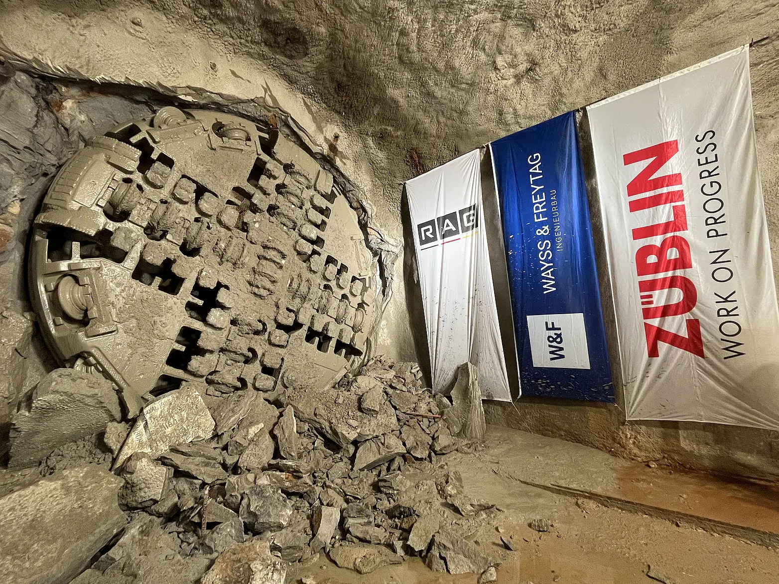 Eine Tunnelbohrmaschine die den Durchbruch geschafft hat.