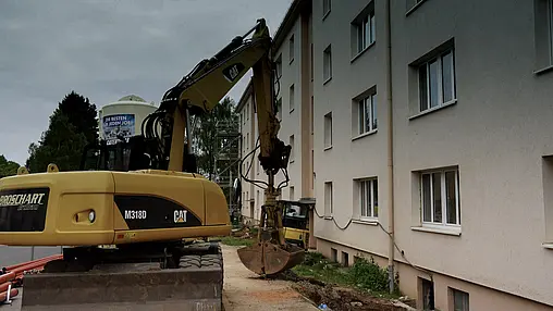 Bagger vor einem Haus.