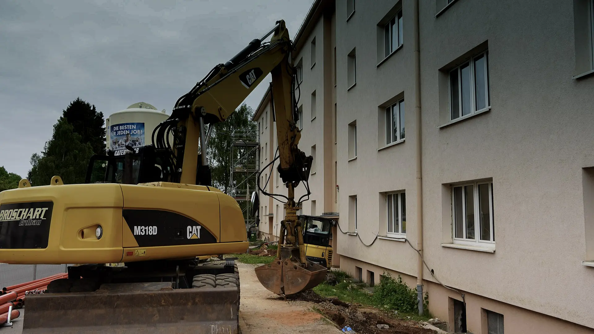 Bagger vor einem Haus.