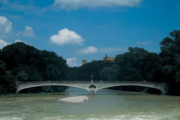 Bogenbrücke über der Isar.
