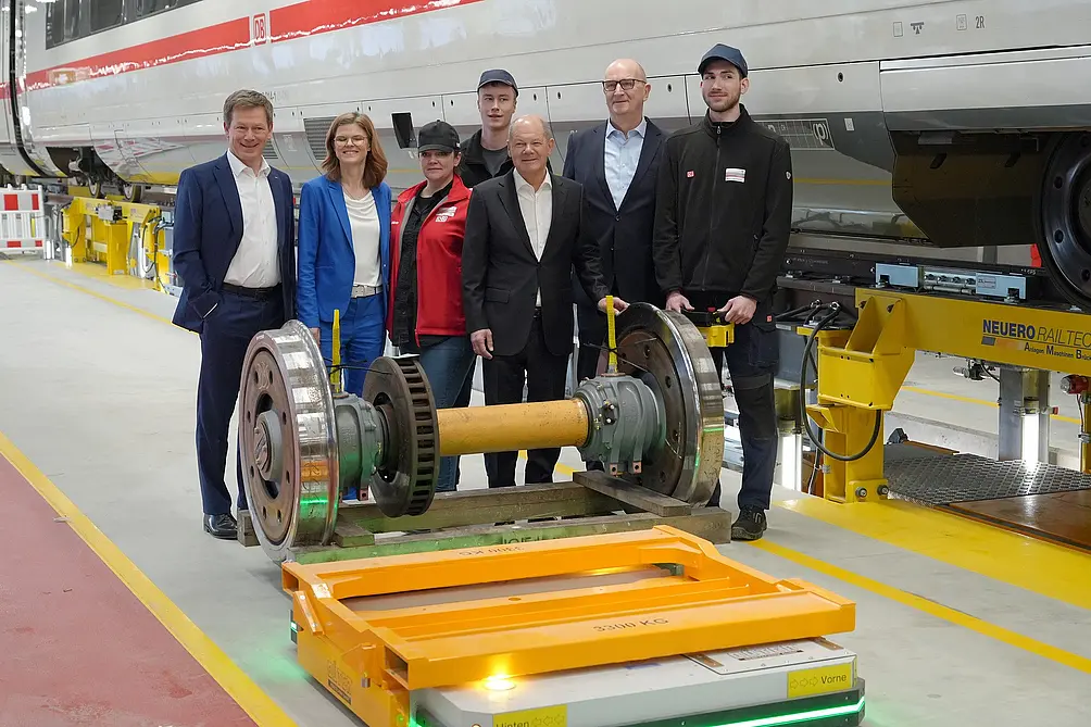 Bundeskanzler und Bahnchef eröffnen Werk.