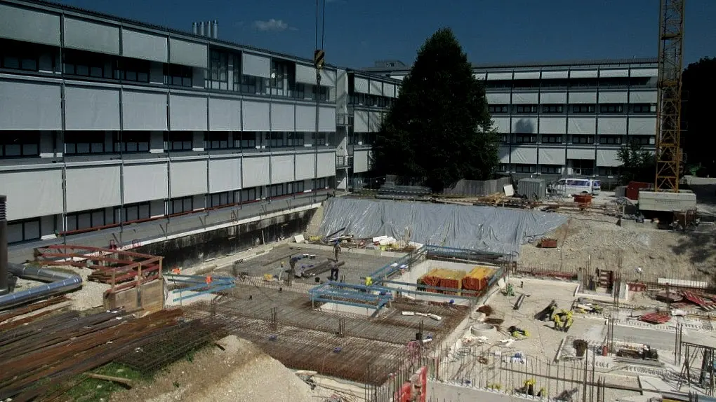 Ansicht auf die Baustelle mit Baugeräten, Beton.