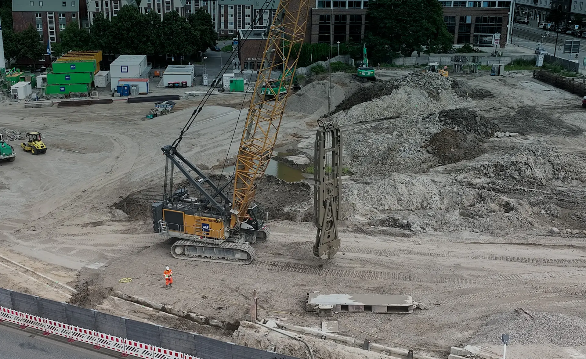 Baustelle aus Vogelperspektive mit Baugerät.