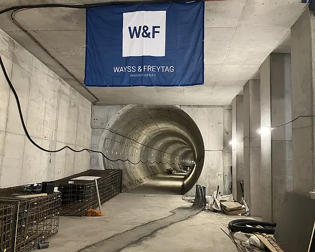 W&F Flagge im Tunnel.
