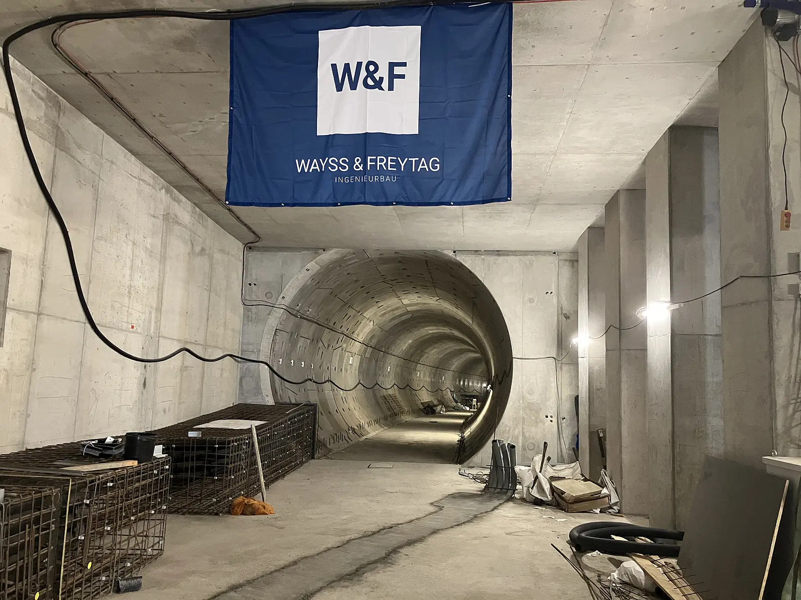 W&F Flagge im Tunnel.