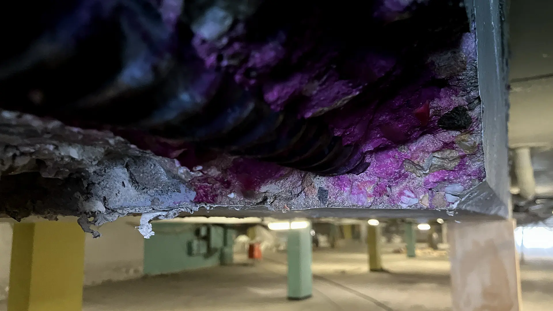 Stahlbeton mit pinker Substanz.